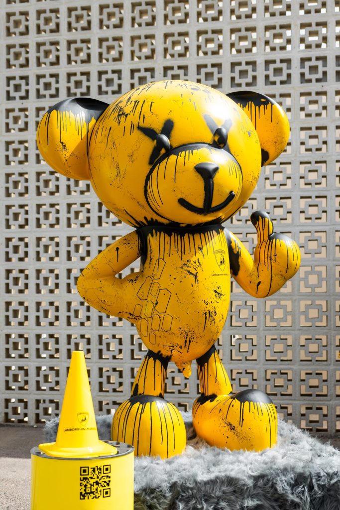 Escultura JoGis Bear de Lamborghini Marbella expuesta durante Driven by Colour en Nikki Beach Marbella, con la celosía decorativa de fondo