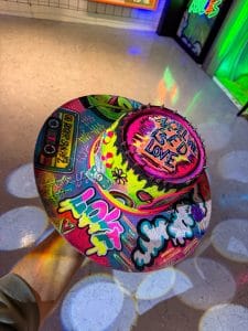 Sombrero pintado a mano por JoGis Art para el DJ Roger Sanchez